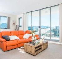 Spacious Central Apartment Walking Distance To Beach - New Castle Holiday