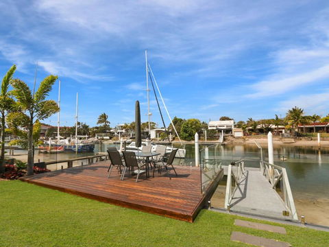 WATERFRONT HOME BORDERING MOOLOOLABA - New Castle Holiday 6