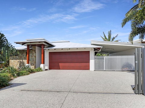 WATERFRONT HOME BORDERING MOOLOOLABA - New Castle Holiday 2