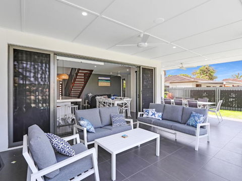 WATERFRONT HOME BORDERING MOOLOOLABA - New Castle Holiday 3