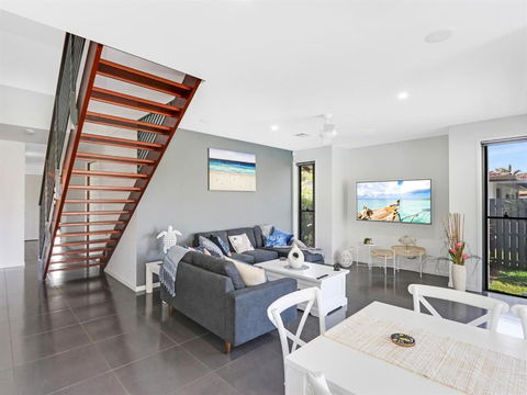 WATERFRONT HOME BORDERING MOOLOOLABA - New Castle Holiday 5