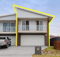 Birubi Breezes 2 / 7 Fitzroy St. Large Duplex with Air Conditioning WIFI  only 5 minute walk to the beach - New Castle Holiday