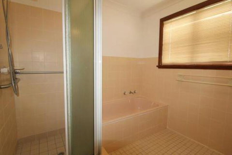 Amzaz 15 Korogora Street - New Castle Holiday 0