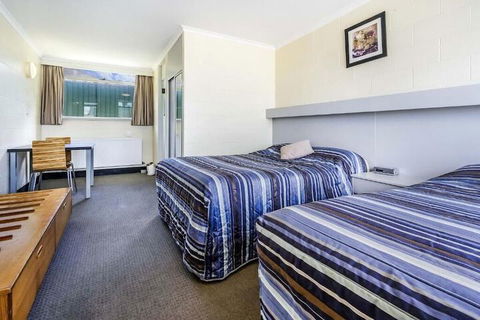 Top Of The Town Hotel Motel - New Castle Holiday 6