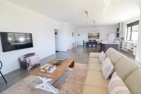 Elysium Lakehouse - New Castle Holiday 7