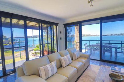 Elysium Lakehouse - New Castle Holiday 5