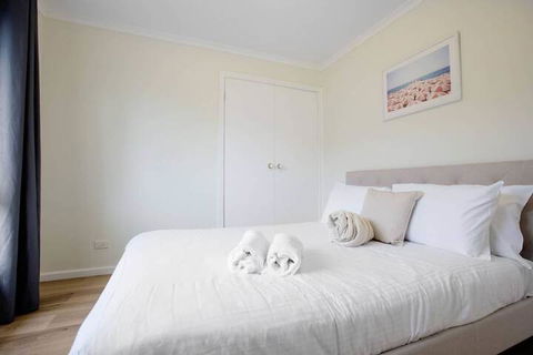 Quiet & Peaceful 3bed2bath Home @keilor Downs - New Castle Holiday 5