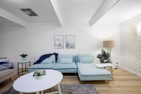 Quiet & Peaceful 3bed2bath Home @keilor Downs - New Castle Holiday 6