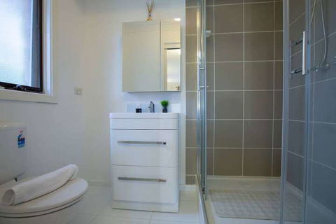 Quiet & Peaceful 3bed2bath Home @keilor Downs - New Castle Holiday 3