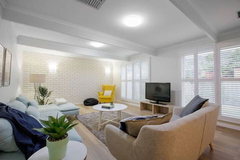 Quiet & Peaceful 3bed2bath Home @keilor Downs - New Castle Holiday 4