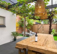 Blackbird at Arlos The heart of Glenelg Wifi - New Castle Holiday