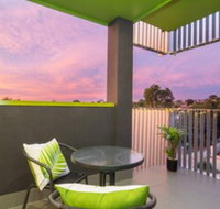 Canopy at 44 Minutes from the CBD Train  Cafes Wifi Nespresso Amenities - New Castle Holiday
