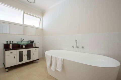 Spacious Comfortable Home In Wheelers Hill+pool - New Castle Holiday 2