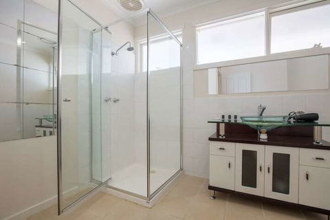 Spacious Comfortable Home In Wheelers Hill+pool - New Castle Holiday 4