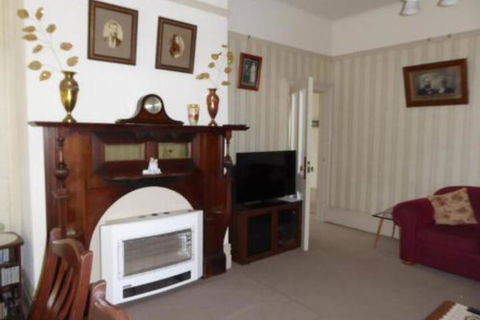 Claremont Farmhouse - New Castle Holiday 5