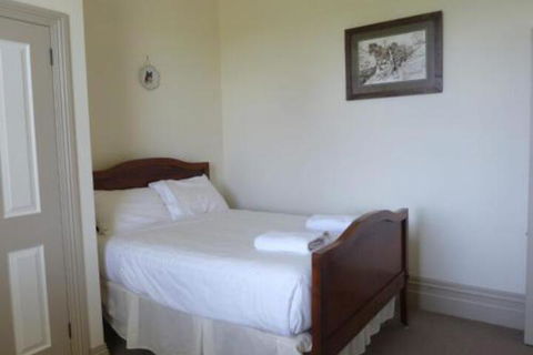 Claremont Farmhouse - New Castle Holiday 7