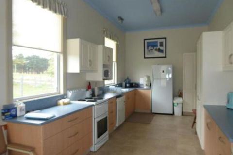 Claremont Farmhouse - New Castle Holiday 6