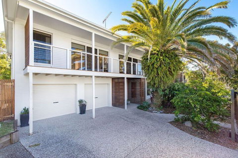 20 Ray Street Sunshine Beach - New Castle Holiday 1