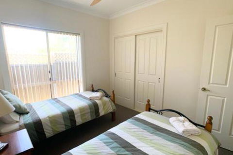 Spacious 2 Bed 2 Bath Villa Central Location Quiet - New Castle Holiday 3