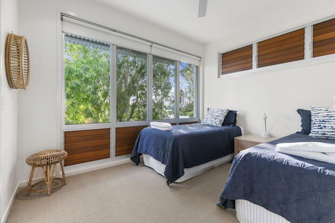 Sunshine Beach Self Contained Unit Beach Views Unit 2 Elouera 44 Elanda Street - New Castle Holiday 3
