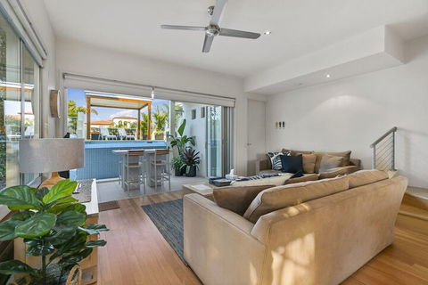 Sunshine Beach Self Contained Unit Beach Views Unit 2 Elouera 44 Elanda Street - New Castle Holiday 5