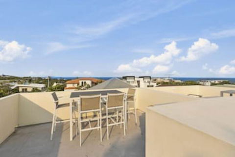 Sunshine Beach Self Contained Unit Beach Views Unit 2 Elouera 44 Elanda Street - New Castle Holiday 0