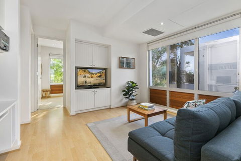 Sunshine Beach Self Contained Unit Beach Views Unit 2 Elouera 44 Elanda Street - New Castle Holiday 1