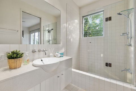 Sunshine Beach Self Contained Unit Beach Views Unit 2 Elouera 44 Elanda Street - New Castle Holiday 6