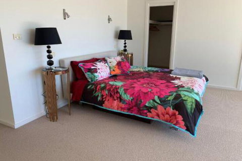 Jacaranda Blue At Corlette - New Castle Holiday 3