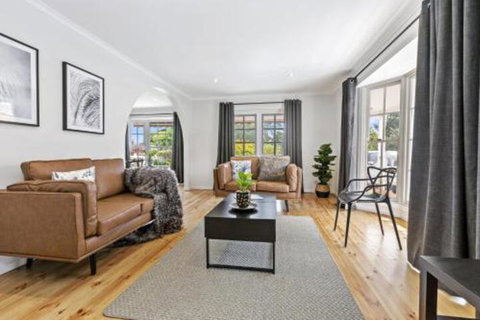 YIN YANG MOUNT ELIZA - New Castle Holiday 5