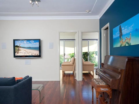 Street Cafe Boutique Accommodationat Nelson Bay - New Castle Holiday 2