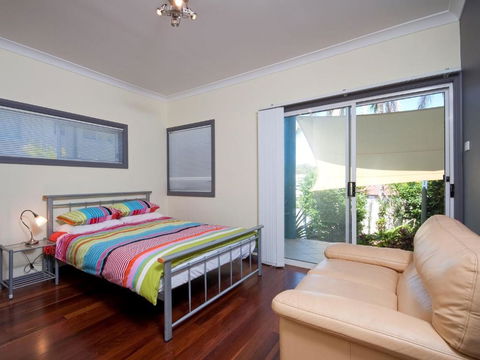 Street Cafe Boutique Accommodationat Nelson Bay - New Castle Holiday 3