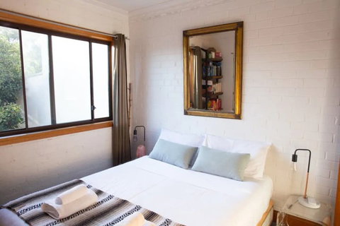 Charming Cottage With Leafy Courtyard - New Castle Holiday 3