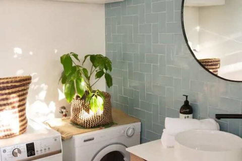 Charming Cottage With Leafy Courtyard - New Castle Holiday 5