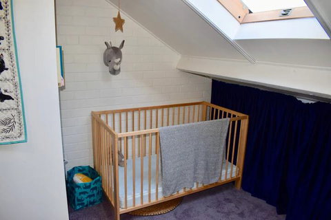 Charming Cottage With Leafy Courtyard - New Castle Holiday 1