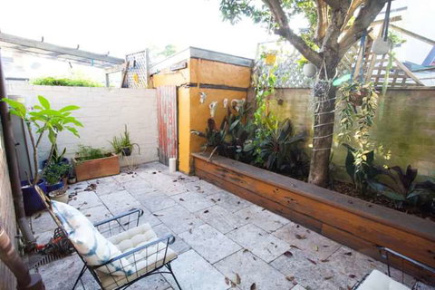 Charming Cottage With Leafy Courtyard - New Castle Holiday 6