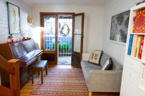 Charming Cottage With Leafy Courtyard - New Castle Holiday 0