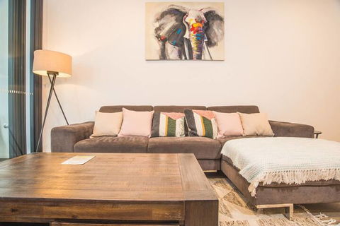 Oud Wood Apartment - New Castle Holiday 5