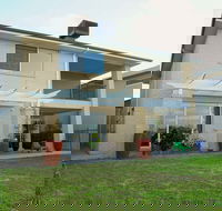 Waterfront Villa in Sanctuary Lakes - New Castle Holiday