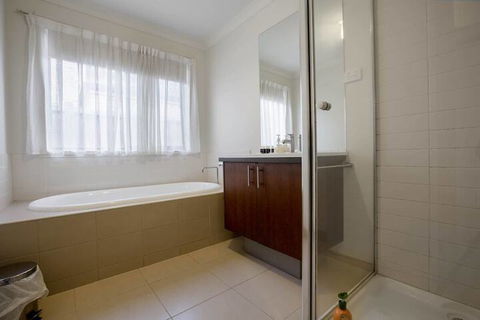 Lightful Charming House With Free Parking - New Castle Holiday 6