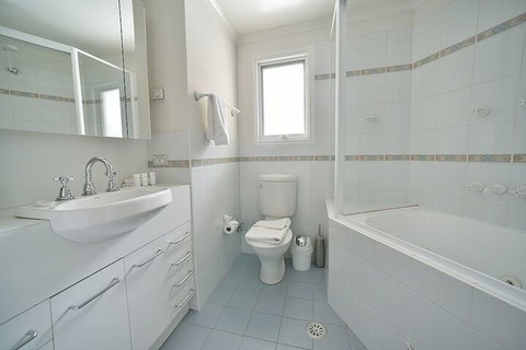 Inala 3 - New Castle Holiday 4