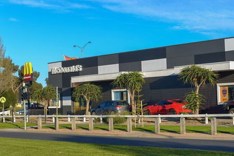 Luxury Waterfront Grand Villa In Melbourne - New Castle Holiday 3