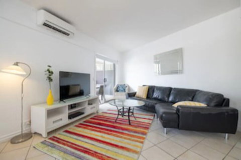 Peaceful 1 Bedroom Apartment With Parking - New Castle Holiday 0