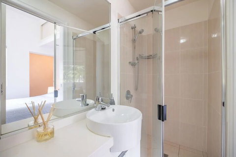 Peaceful 1 Bedroom Apartment With Parking - New Castle Holiday 7