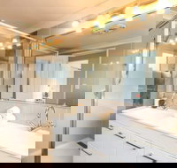 Contemporary 2 Bedroom Beachfront Apartment - New Castle Holiday