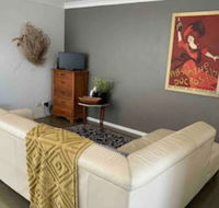 Cosy 1 Bedroom Unit With Views of The City - New Castle Holiday