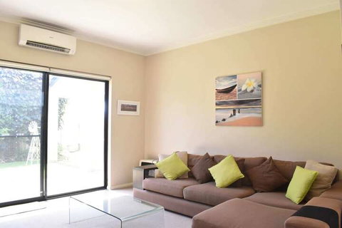 Comfortable 2 Bedroom With Serene Garden - New Castle Holiday 6