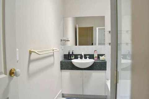 Comfortable 2 Bedroom With Serene Garden - New Castle Holiday 1