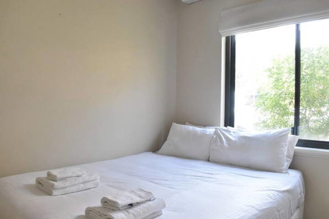 Comfortable 2 Bedroom With Serene Garden - New Castle Holiday 4