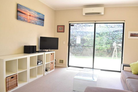 Comfortable 2 Bedroom With Serene Garden - New Castle Holiday 7